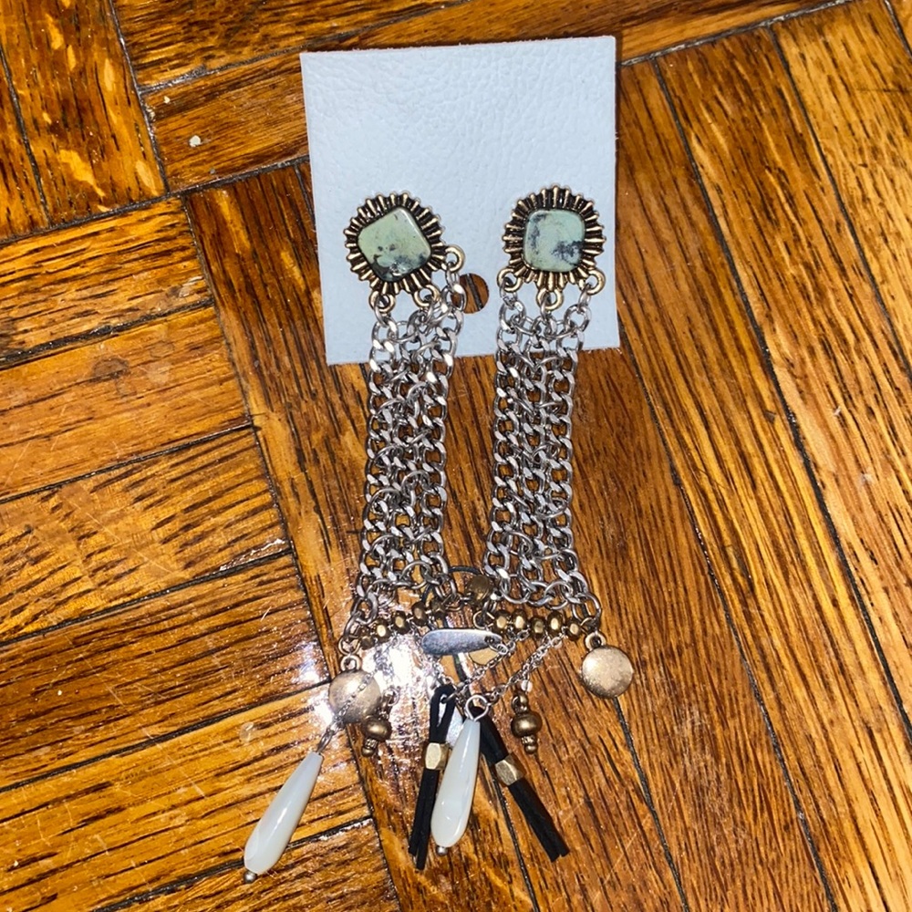 NWT!!! Free people! EARRINGS
FREE PEOPLE SILVER MIXED METAL
DANGLE CHAINS!